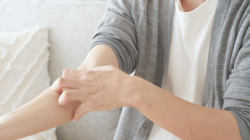 腕がかゆい男性