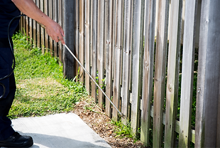 土壌面に薬剤塗布する作業員