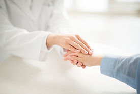 医師に手をとられる患者
