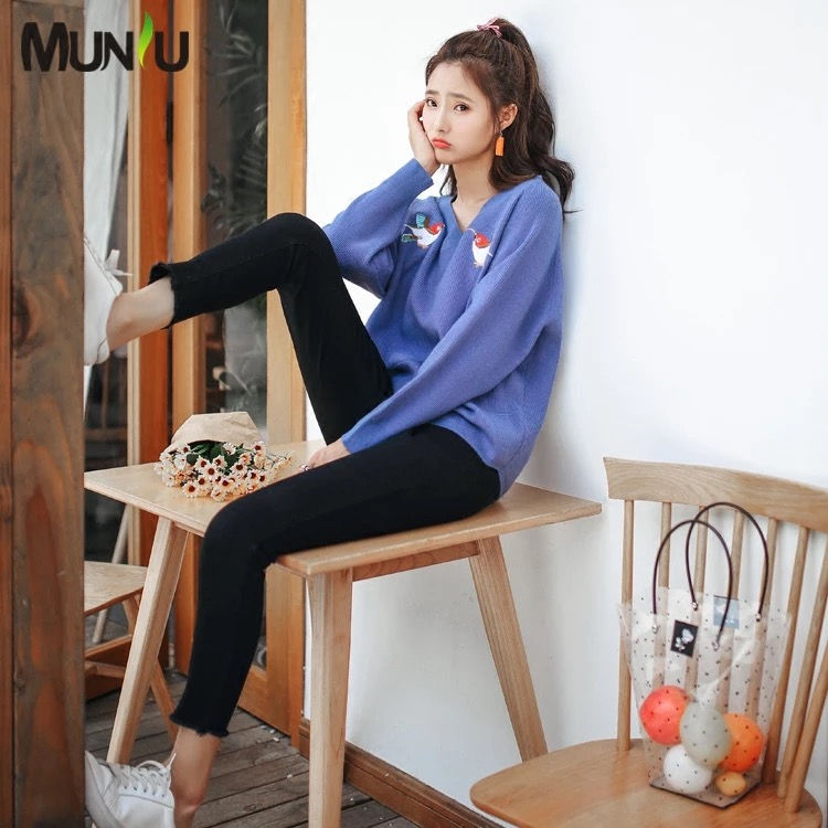 Miniatura: 慕妞 2017秋冬新品韩版蜂鸟刺绣宽松长袖套头V领纯色针织衫上衣女