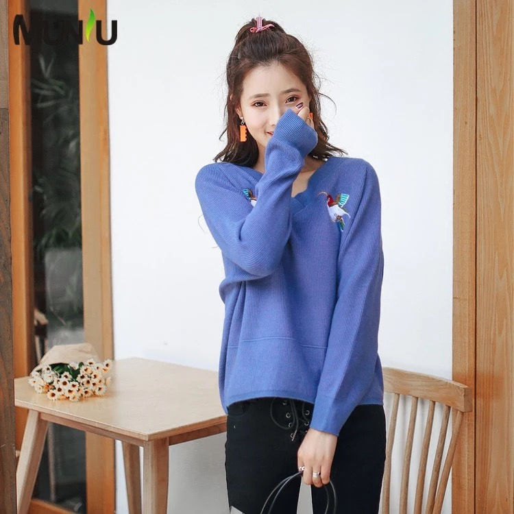 Miniatura: 慕妞 2017秋冬新品韩版蜂鸟刺绣宽松长袖套头V领纯色针织衫上衣女