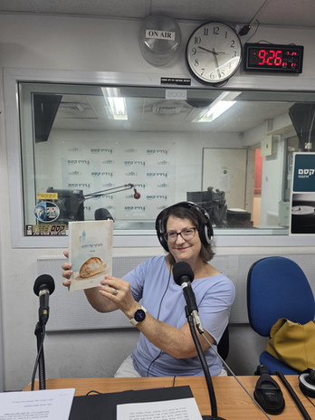 ענת דור ברדיו קסם - מציגה את ספרה "הנשיקה של הלחם"