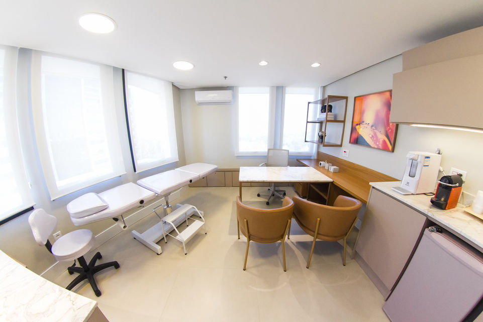 Espaço para atendimento a pacientes, consultas, realização de exames e pequenos procedimentos.
