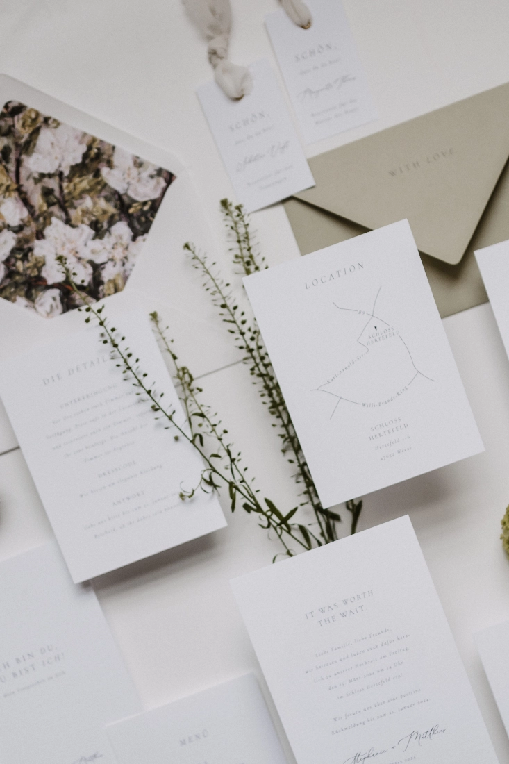 Individuelle Hochzeitspapeterie mit Lageplan, Details und floralen Akzenten – minimalistisch gestaltete Einladungen in elegantem Design für moderne Hochzeiten mit persönlichem Touch.