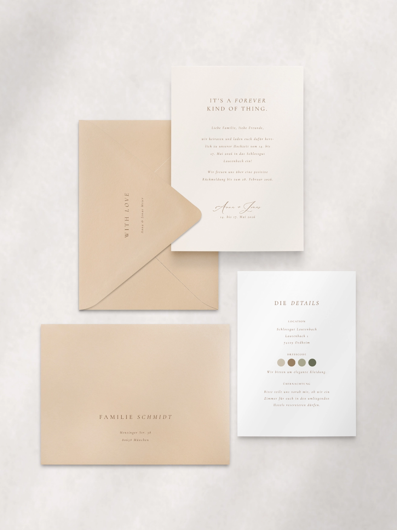 Stimmige Hochzeitspapeterie mit liebevoll gestalteter Einladung, Detailkarte und farblich abgestimmten Umschlägen in warmen Naturtönen – moderne Kombination aus minimalistischer Typografie, eleganter Kalligrafie und sanften Erdtönen. Ideal für stilvolle Hochzeiten mit persönlicher Note und mediterranem Flair.