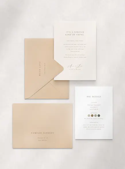 Stimmige Hochzeitspapeterie mit liebevoll gestalteter Einladung, Detailkarte und farblich abgestimmten Umschlägen in warmen Naturtönen – moderne Kombination aus minimalistischer Typografie, eleganter Kalligrafie und sanften Erdtönen. Ideal für stilvolle Hochzeiten mit persönlicher Note und mediterranem Flair.