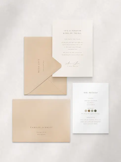 Stimmige Hochzeitspapeterie mit liebevoll gestalteter Einladung, Detailkarte und farblich abgestimmten Umschlägen in warmen Naturtönen – moderne Kombination aus minimalistischer Typografie, eleganter Kalligrafie und sanften Erdtönen. Ideal für stilvolle Hochzeiten mit persönlicher Note und mediterranem Flair.