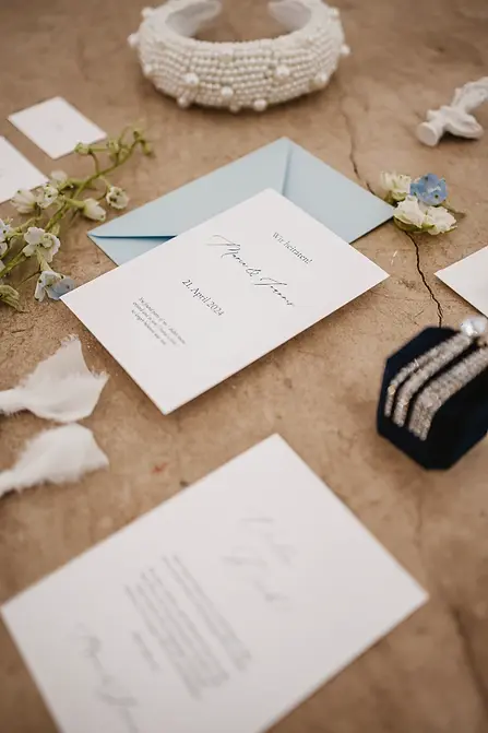 romantische Hochzeitspapeterie für eine Hochzeit in der Pfalz auf weißem Leinenstrukturpapier mit hellblauem Briefumschlag und mediterranen Elementen