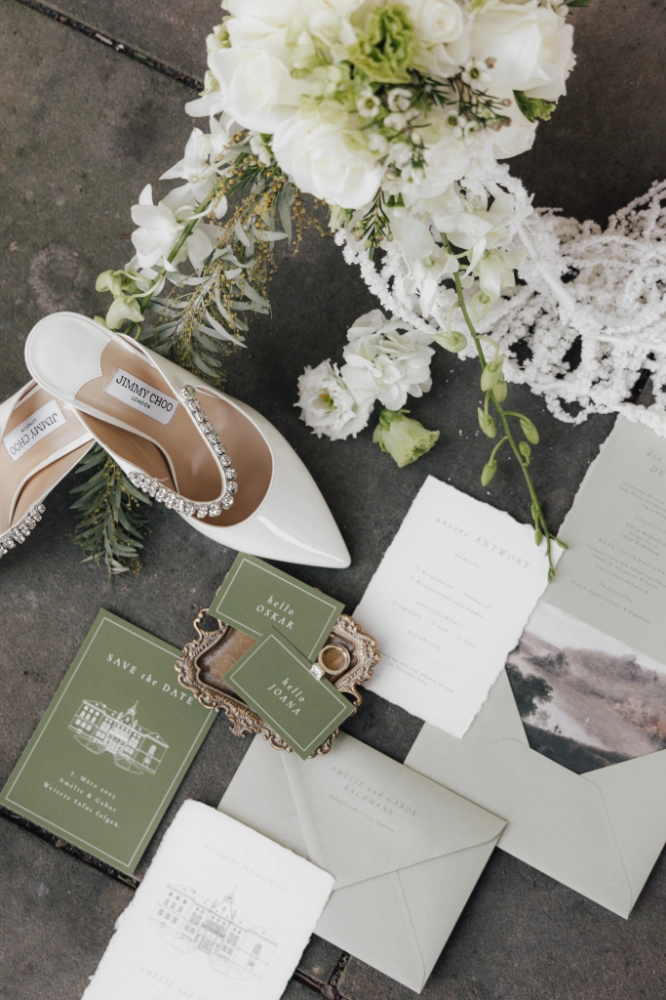 Individuelle Hochzeitseinladung in Salbeigrün mit handgeschöpftem Papier und einer Locationzeichnung, Weißdruck, Hochzeitseinladung, Save the Date und edlen Accessoires – perfekt für ästhetische Hochzeiten mit persönlichem Stil