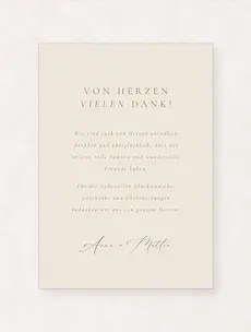Moderne Dankeskarte zur Hochzeit auf warmem beigefarbenem Hintergrund mit feiner Serifenschrift und kalligrafischer Unterschrift – liebevoll gestaltete Danksagung des Brautpaars an Familie und Freunde für ihre Glückwünsche, Geschenke und Unterstützung. Hochwertige, personalisierbare Papeterie für eine stilvolle und individuelle Hochzeitsfeier.