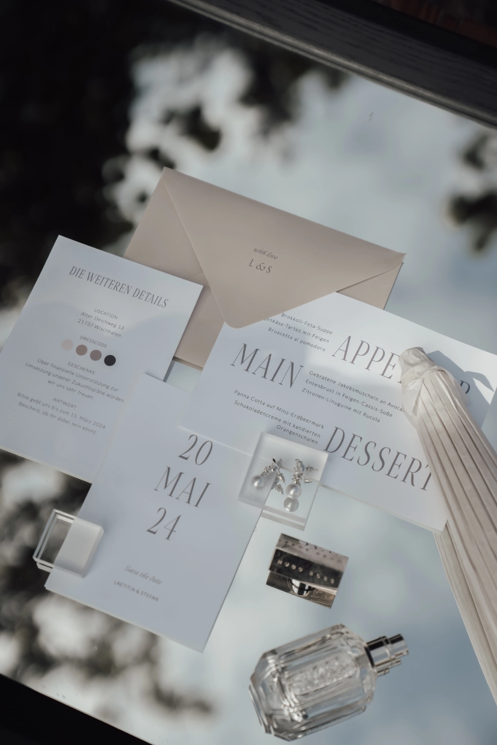Einzigartige Hochzeitseinladung in weiß und beige mit Beschriftung Briefumschlag Hochzeit