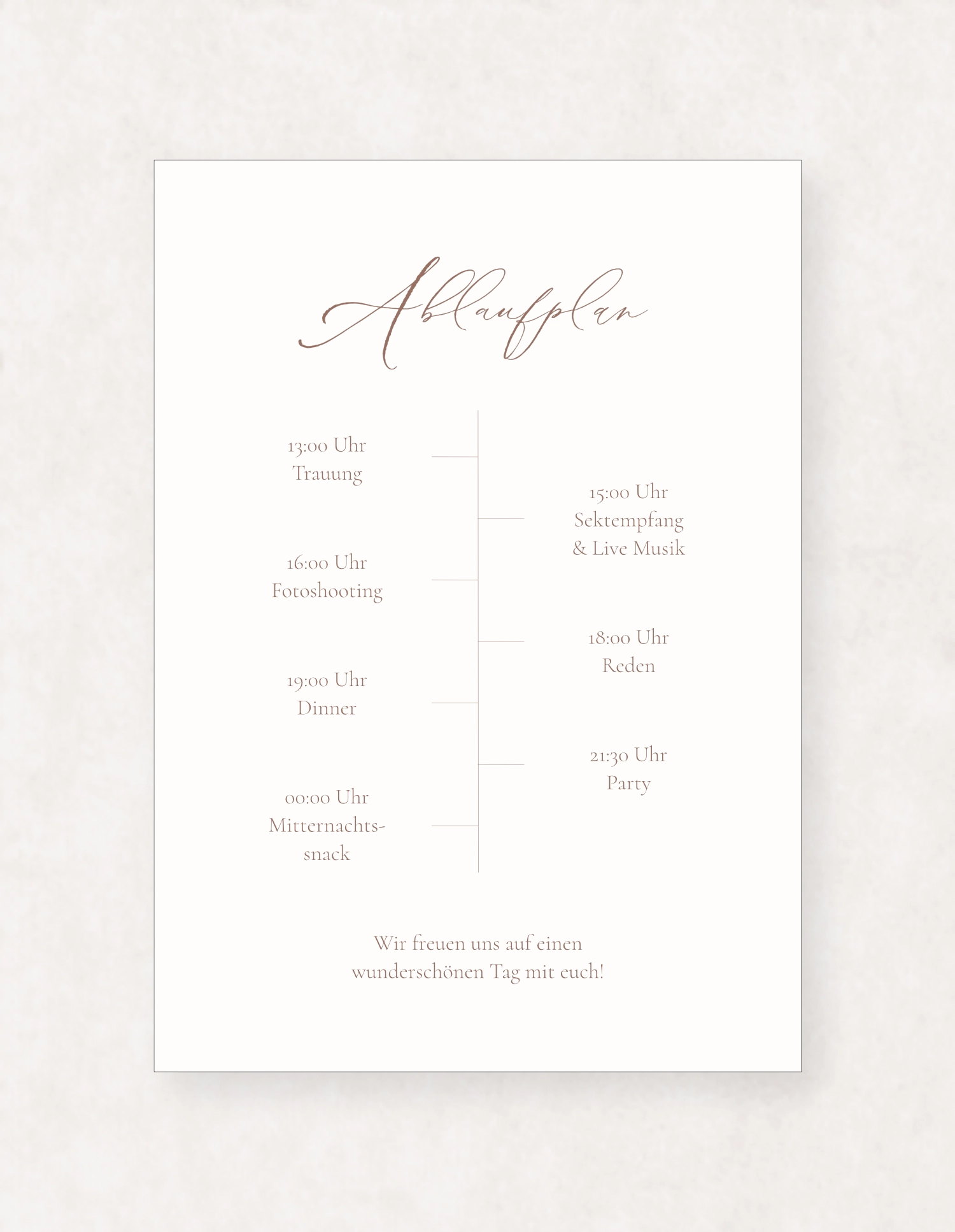 Zeitlich strukturierte Ablaufkarte mit filigraner Kalligrafie und reduzierter Serifenschrift – präsentiert auf einem zarten, cremefarbenen Hintergrund. Perfekt für exklusive Hochzeiten mit hochwertiger Fine Art Hochzeitspapeterie.