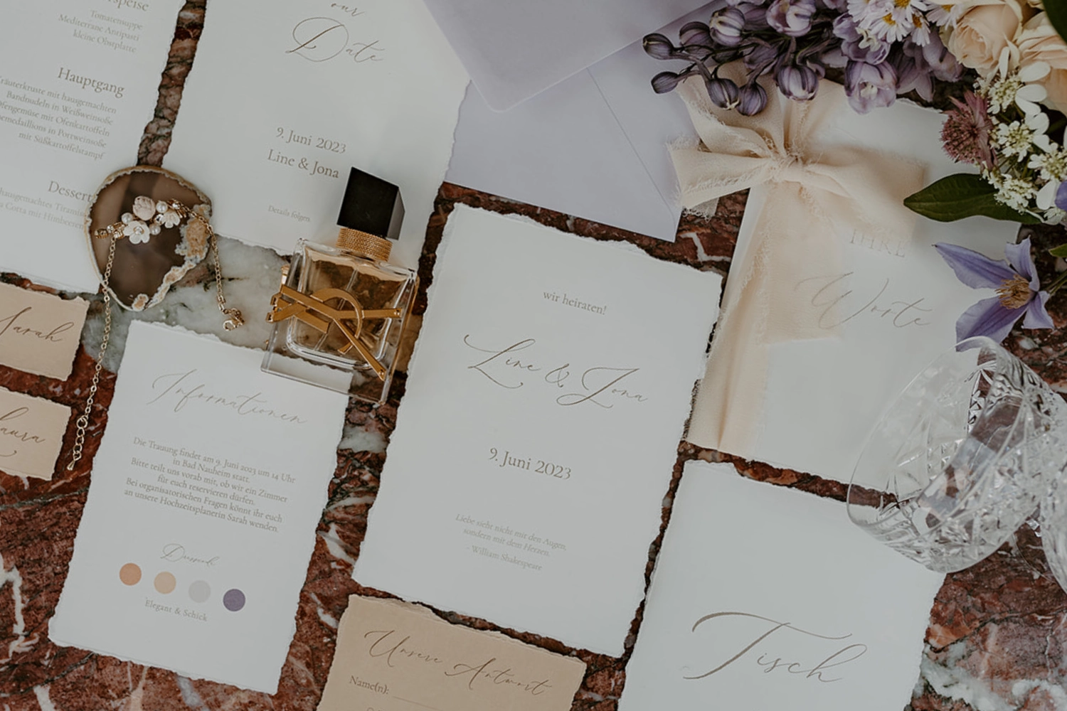 Minimalistische Hochzeitspapeterie mit feinster Kalligrafie auf handgeschöpftem Papier – inklusive Einladung, Detailkarte, Antwortkarte und Menü. Abgestimmt mit zartem Chiffonband, pastellfarbenem Briefumschlag und floraler Dekoration – ideal für stilvolle Sommerhochzeiten mit elegantem Flair.