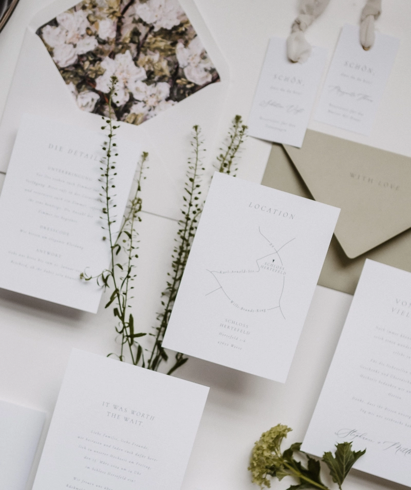Individuelle Hochzeitspapeterie mit Lageplan, Details und floralen Akzenten – minimalistisch gestaltete Einladungen in elegantem Design für moderne Hochzeiten mit persönlichem Touch.