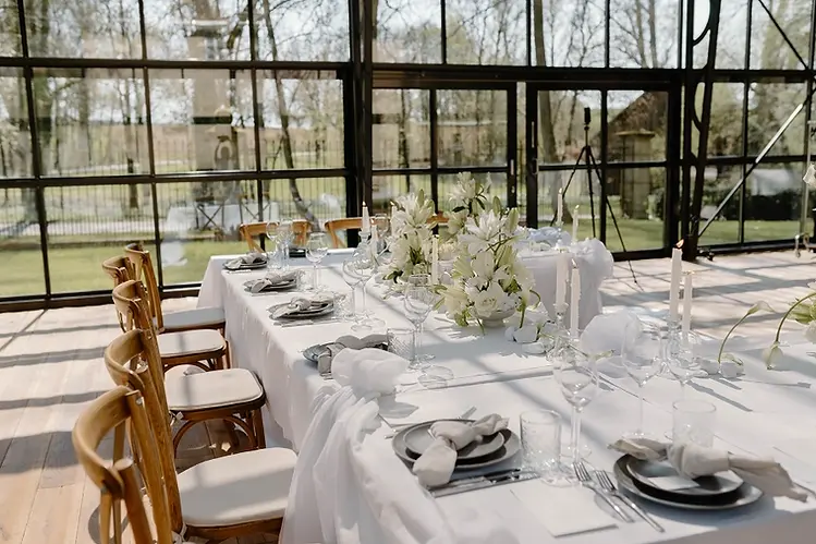 Hochzeit Orangerie im Schlossgut Lautenbach mit natürlichen Farben und individuellen Menükarten und personalisierten Namenskärtchen für ihr romantische Hochzeitspapeterie mit Calla Lilien