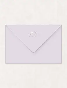 Rückseite eines Hochzeitsumschlags in hellem lila mit persönlicher Absenderbeschriftung – edle Ergänzung zur modernen, handgefertigten Hochzeitspapeterie im minimalistischen Design. Ideal für stilvolle Fine Art Hochzeiten mit Liebe zum Detail.