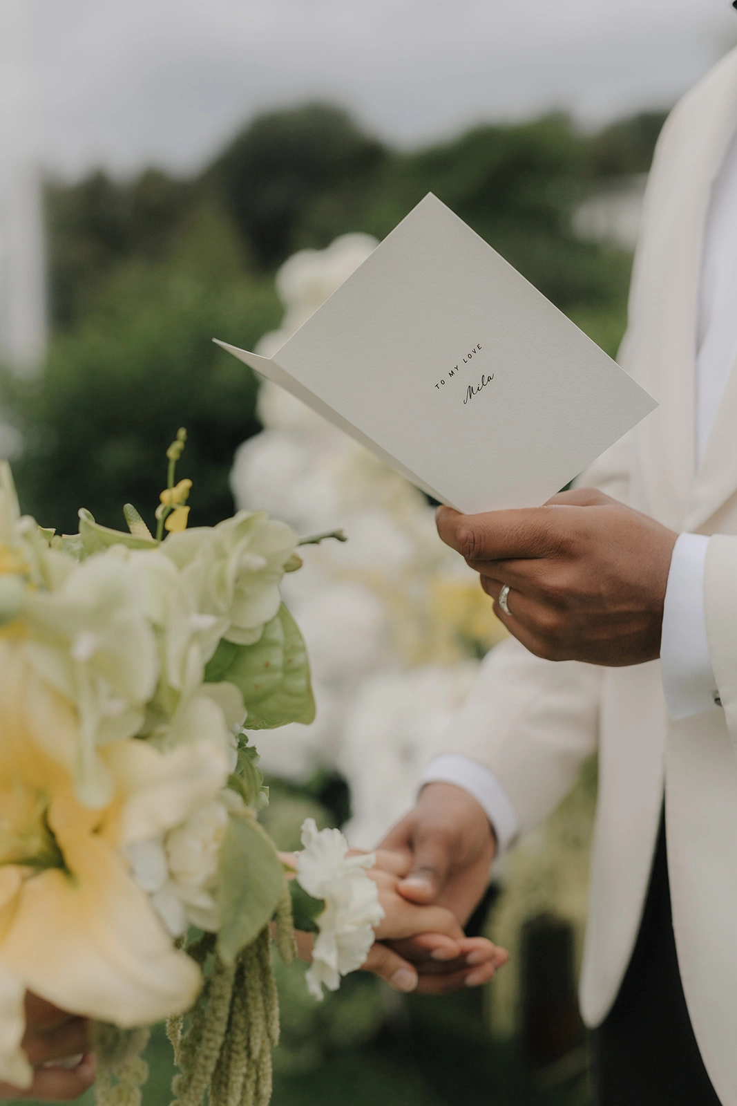 Modernes Ehegelübdeheft in elegantem Design während einer emotionalen freien Trauung – festgehaltenes Detailmoment mit Fokus auf hochwertiger Hochzeitspapeterie für stilvolle Hochzeiten. Ideal für Paare, die individuelle, handgefertigte Papeterie mit persönlicher Note suchen.