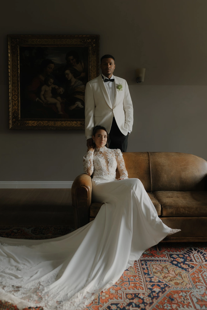 Elegantes Brautpaar in stilvoller Kulisse – luxuriöse Fine Art Hochzeit mit edlen Details, klassischem Hochzeitskonzept und moderner, minimalistischer Hochzeitspapeterie für stilbewusste Paare.