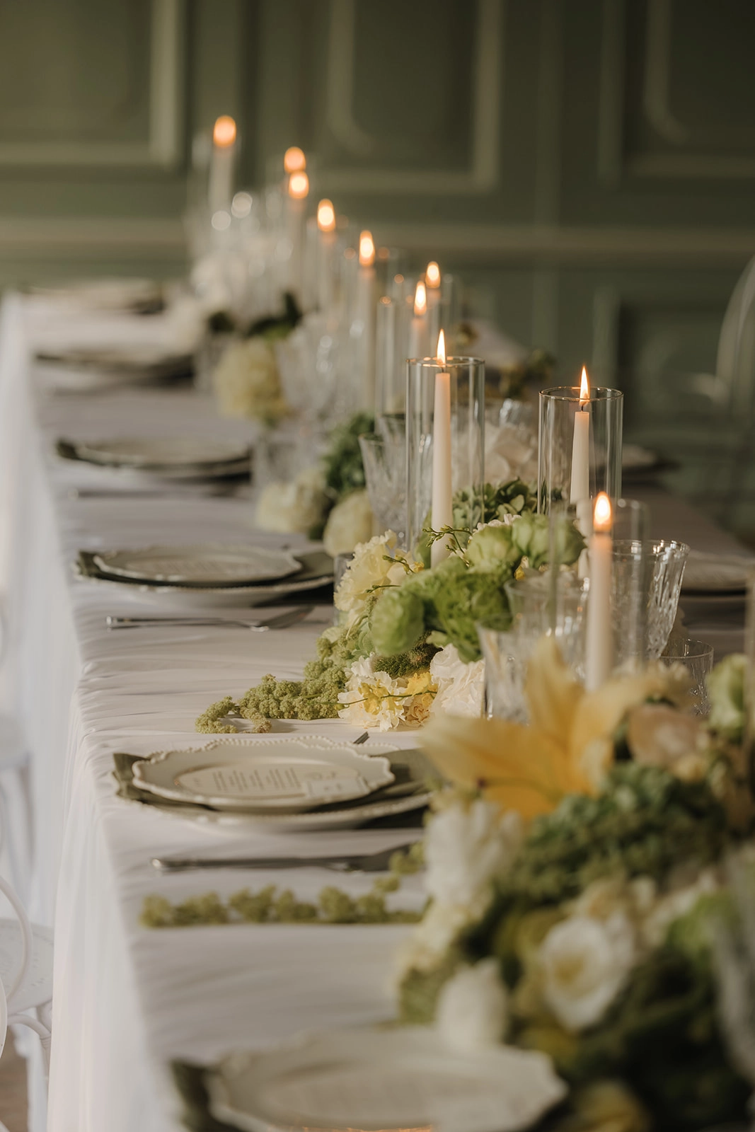 Elegante Hochzeitstafel mit floraler Tischdekoration und stilvoller Menükarte – ein ästhetisches Detailfoto, das die Verbindung von hochwertiger Hochzeitspapeterie und moderner Hochzeitsgestaltung widerspiegelt. Ideal für Paare, die eine minimalistische und zugleich luxuriöse Hochzeitsatmosphäre planen.