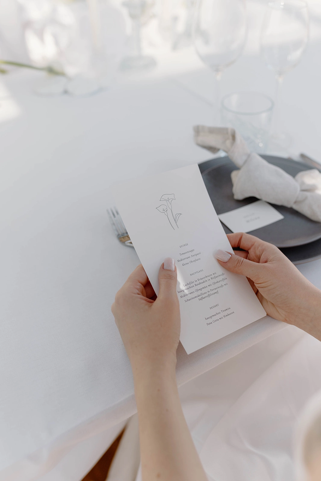 Minimalistische Hochzeitsmenükarte auf hochwertigem Papier mit floraler handgezeichneter Illustration einer Calla Lilie – exklusive Hochzeitspapeterie für Designliebhaber und stilvolle Sommerhochzeiten.