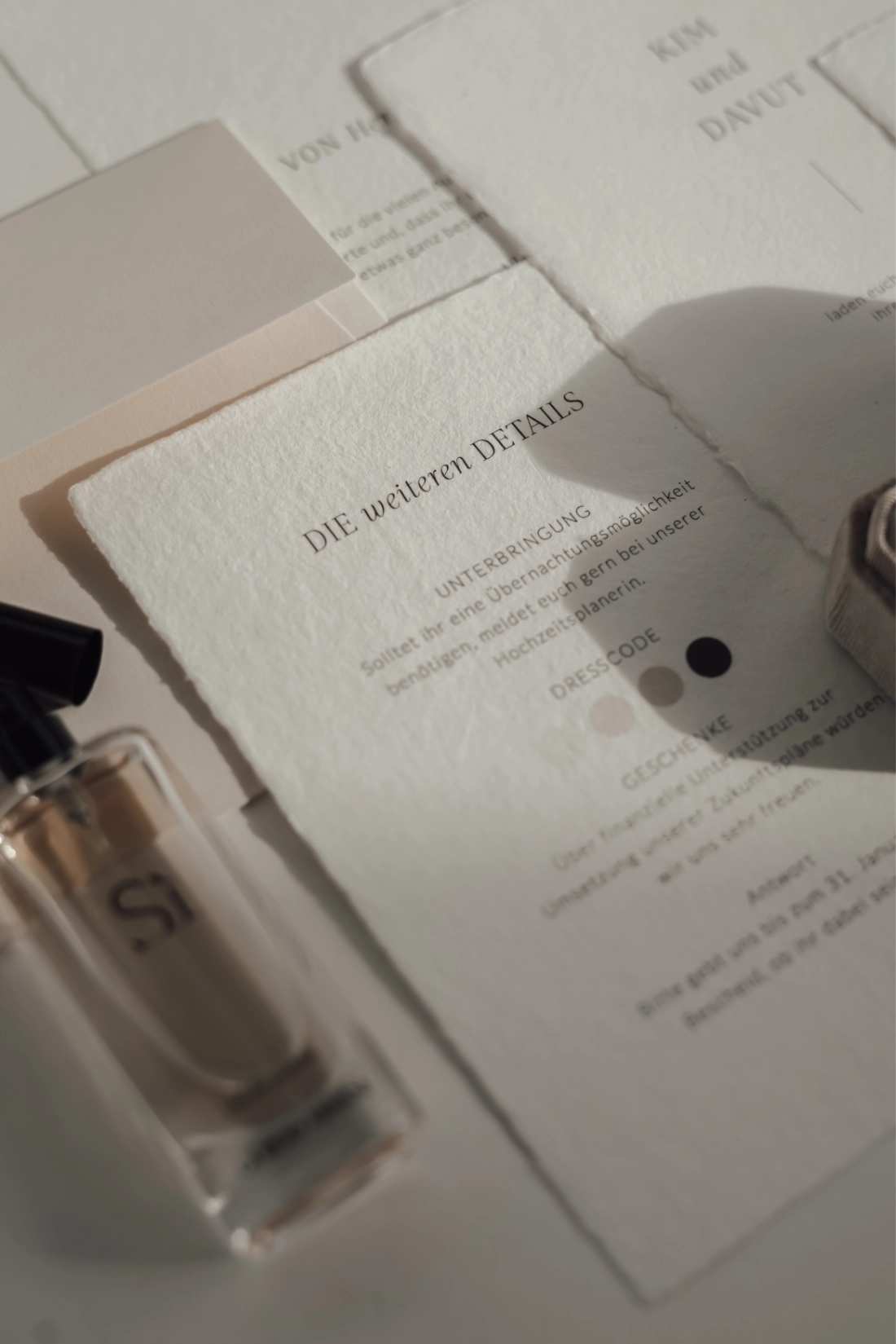 Einzigartige Hochzeitskarte auf handgeschöpftem Papier mit feiner Typografie und minimalistischen Details wie Dresscode für die Hochzeit. Diese Detailkarte ist Teil einer individuellen Papeterie im old-money Stil für moderne, stilbewusste Paare.