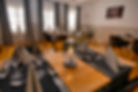 Tables, verres et couverts dans la salle de l'hôtel de ville de Grandcour