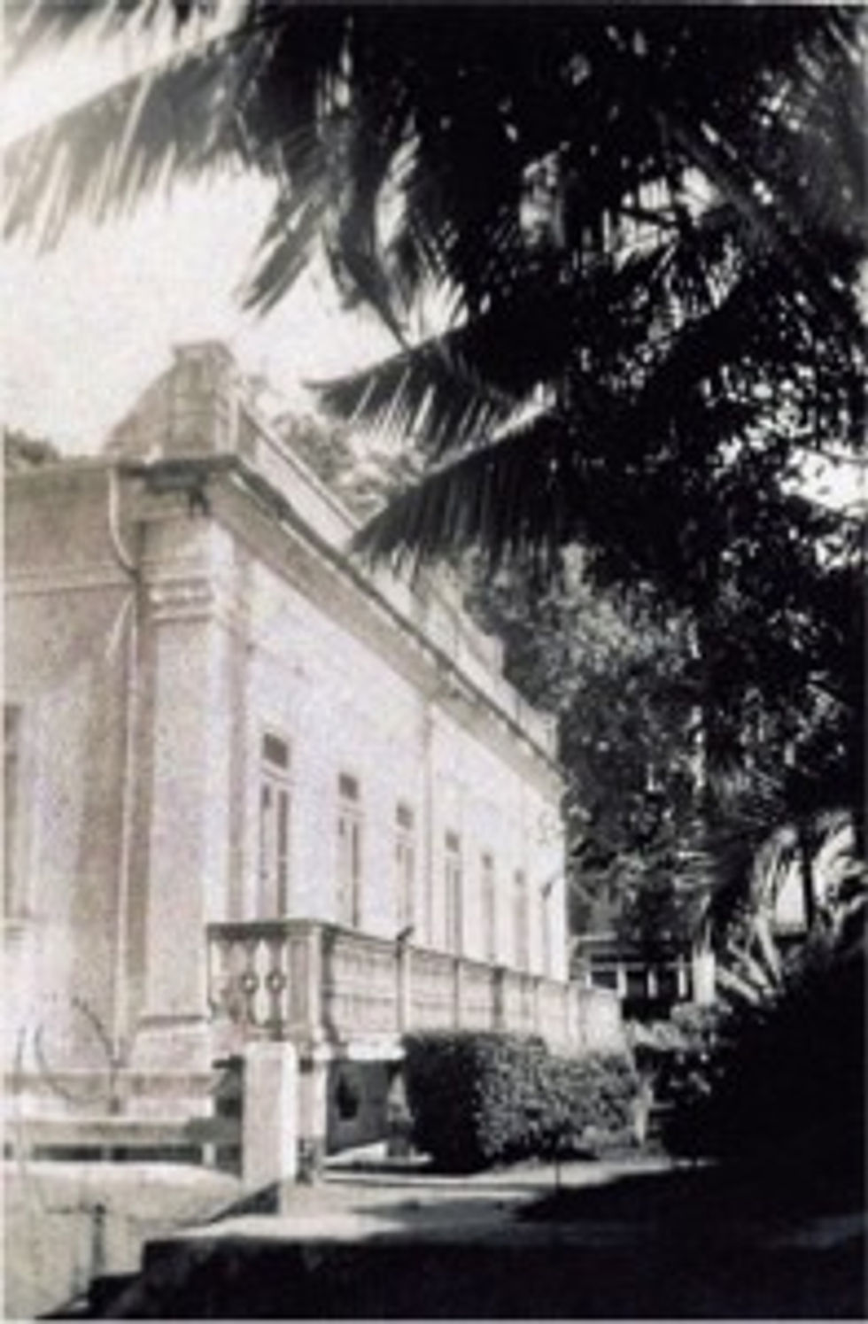 Fachada do palacete que serviu de sede para o Clube Alemão, o Esporte Clube Vitória e o Círculo Militar do Exército, em foto de 1952. (Acervo da Família Marques Porto).
