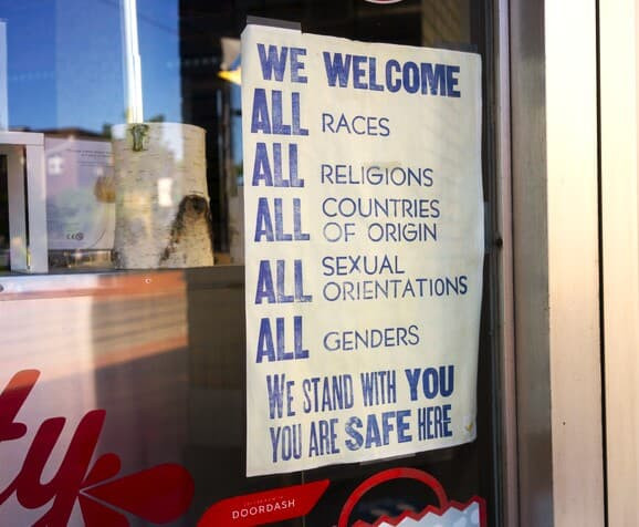 Sign not to discriminate