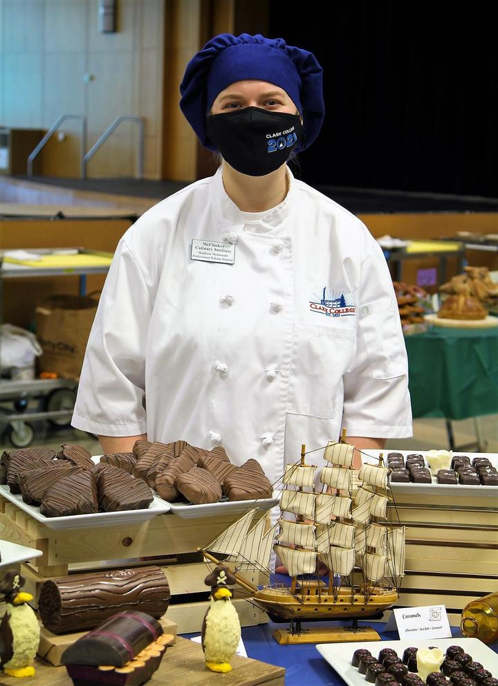 A Pastry chef course student