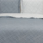 Alaçatı Collection'un gri yatak örtüsü, sade tasarımı ve zarif görünümüyle öne çıkıyor.