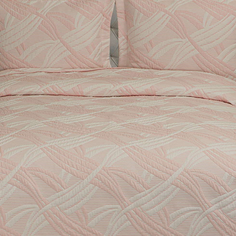 Pembe tonlarıyla tasarlanmış Yacht Club Yatak Örtüsü, zarafeti ve konforu bir arada sunuyor.