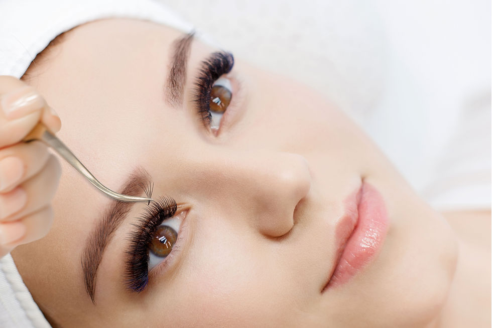 Nahaufname Wimpernverlängerung mit Pinzette