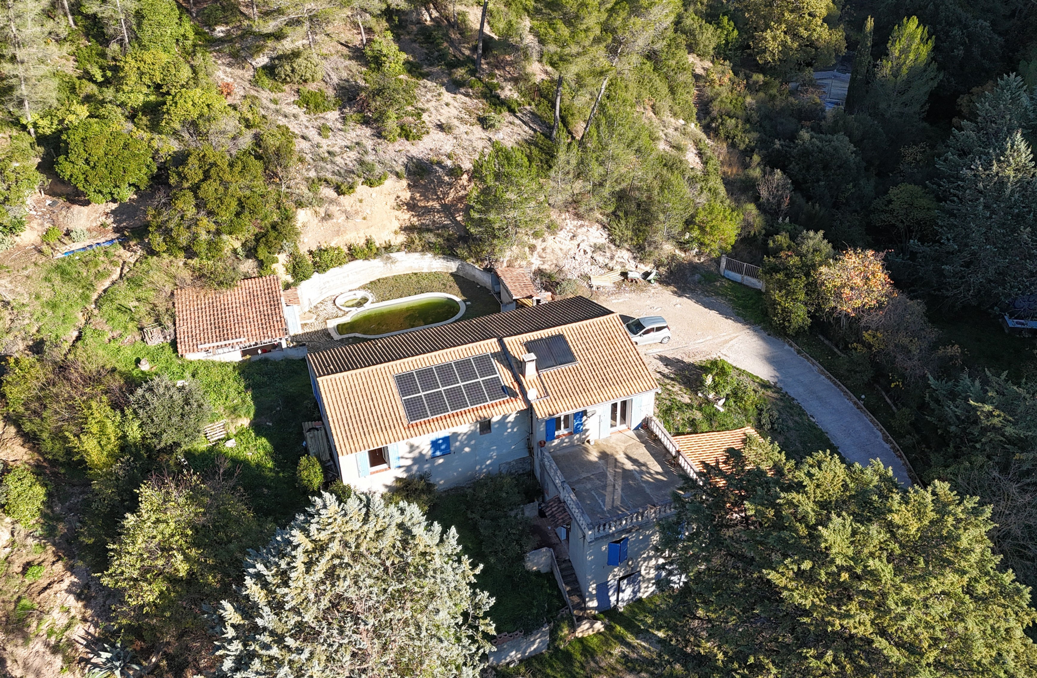 Maison double habitation de 153m² avec piscine, garages, cave