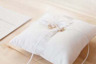 bed-bedroom-cushion-decorative-372225.jp