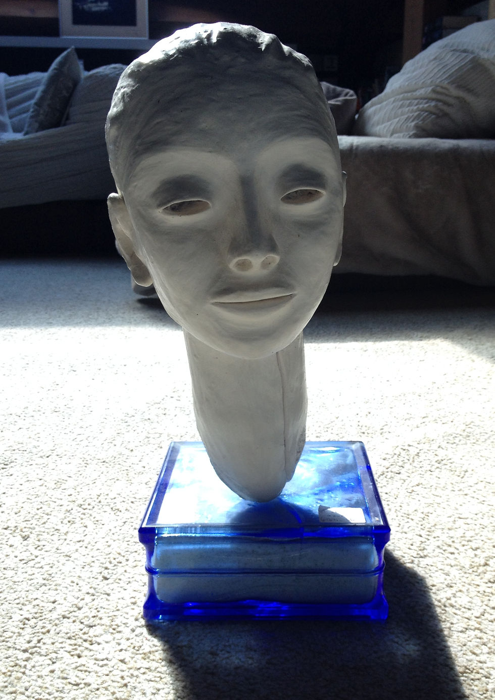 Visage en platre blanc