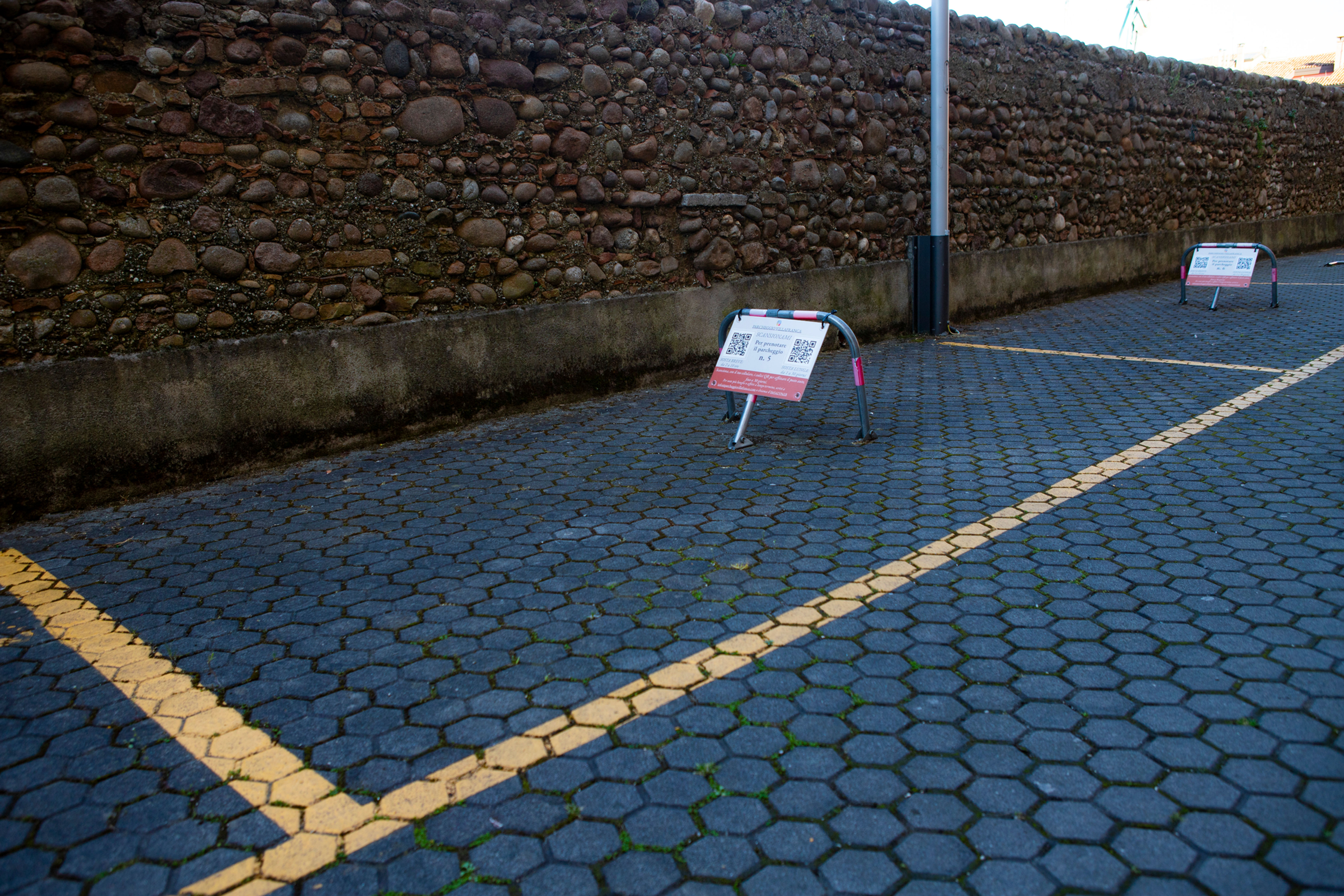 Posto auto scoperto con dissuasore ribassato