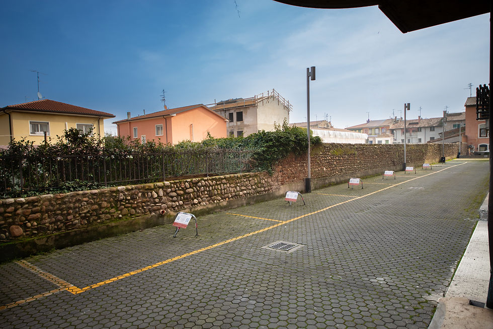 Parcheggio esterno con posti auto a Villafranca di Verona.