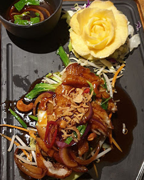 Aromatic duck breast on a bed of beansprouts, cashew nuts and crispy shallots in Tamarind sauce.