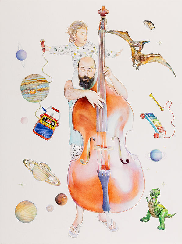 A imagem é uma ilustração em aquarela vibrante e detalhada. No centro, há um homem de barba tocando um contrabaixo, com uma criança loira em pijamas sentada em seus ombros, segurando um microfone vermelho. Ao redor deles, flutuam diversos objetos e figuras que criam uma sensação de fantasia e imaginação: planetas coloridos (um com anéis e outro com faixas em tons de laranja e marrom), um rádio portátil vermelho e azul conectado ao microfone, um dinossauro verde (Tiranossauro Rex) em miniatura, um pterodáctilo voador, um meteoro ou rocha espacial e um xilofone colorido com rodas. A combinação de elementos musicais, espaciais e de dinossauros forma uma cena mágica e surreal, como um mundo de imaginação infantil onde música, ciência e fantasia se encontram.