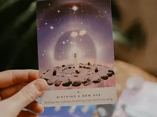 Oracle Cards vs Tarot: What’s the difference?