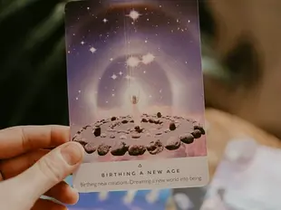 Oracle Cards vs Tarot: What’s the difference?