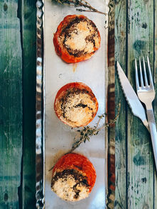 Tomates farcies aux aubergines et lard fumé