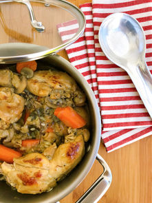 Poulet mijoté à la bière avec carottes et champignons