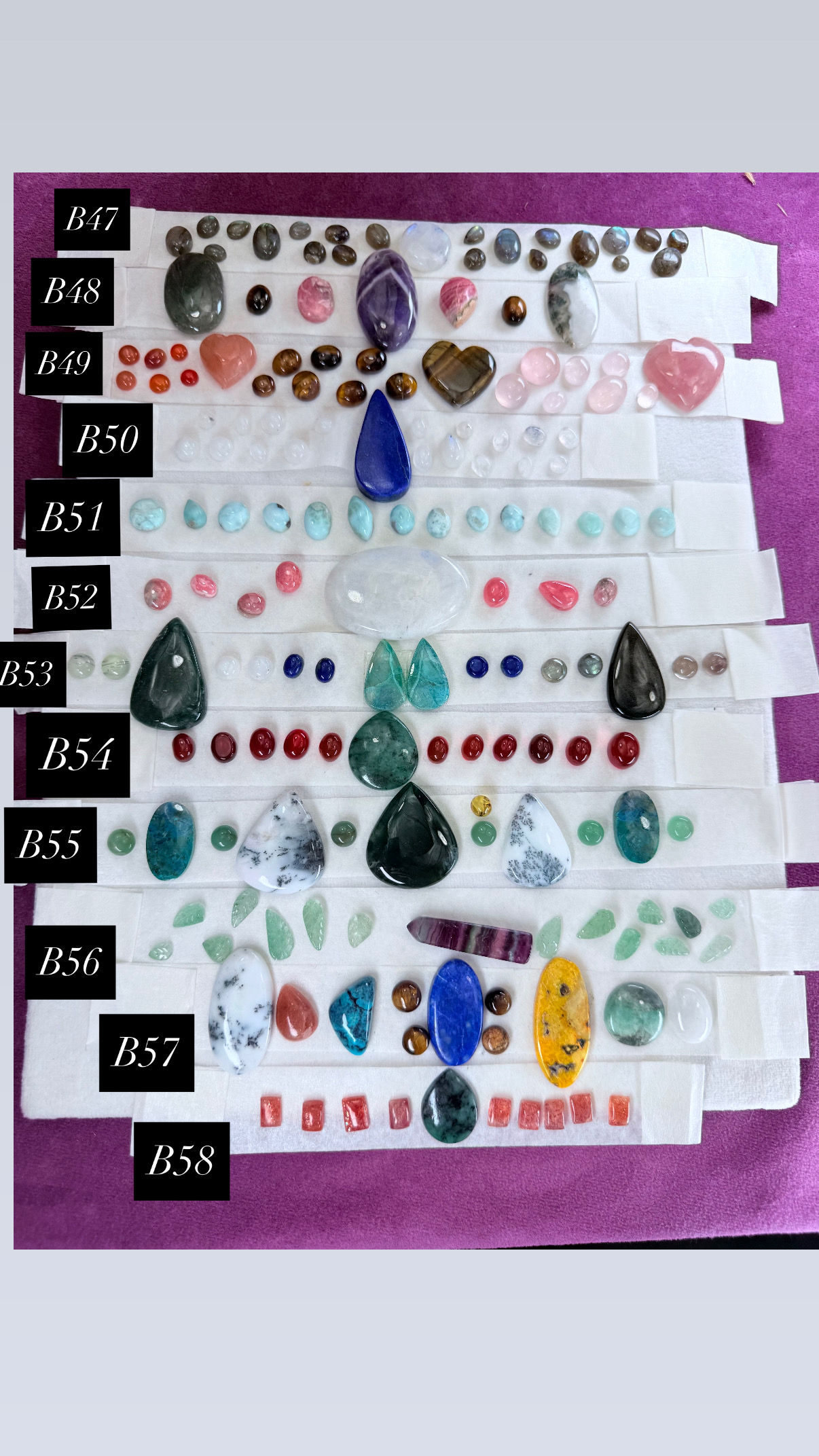 Bandeja de lotes de piedras variadas