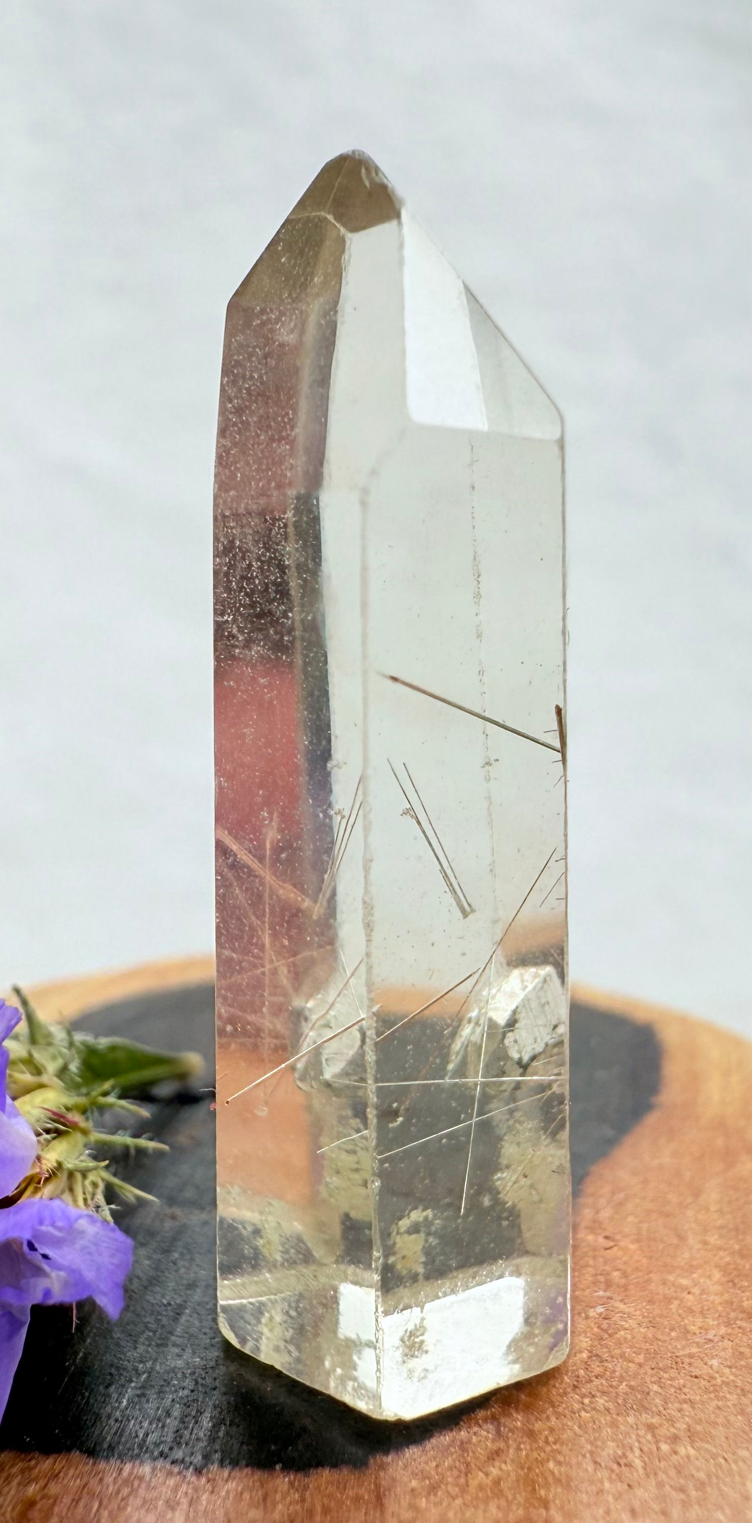 18. Cuarzo maestro ligeramente citrino con inclusiones