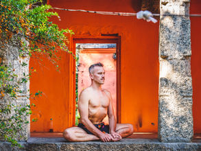 Joga fitnessowa to estetyka i performance. Jeśli nie zmienia Twojej reakcji na stres, to nie jest praktyka.