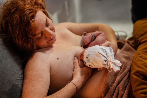 erstes-stillen-nach-der-geburt-im-geburtshaus-freiburg