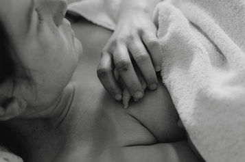 bonding-babyhand-geburtsfotografie