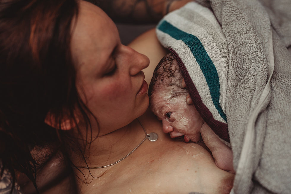 bonding-mit-dem-baby-nach-der-geburt-freiburg-geburtsfotografie