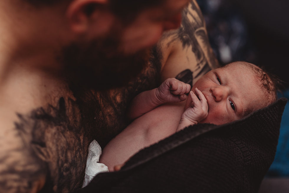 vater-und-sohn-baby-nach-der-geburt-geburtsfotografie-in-freiburg